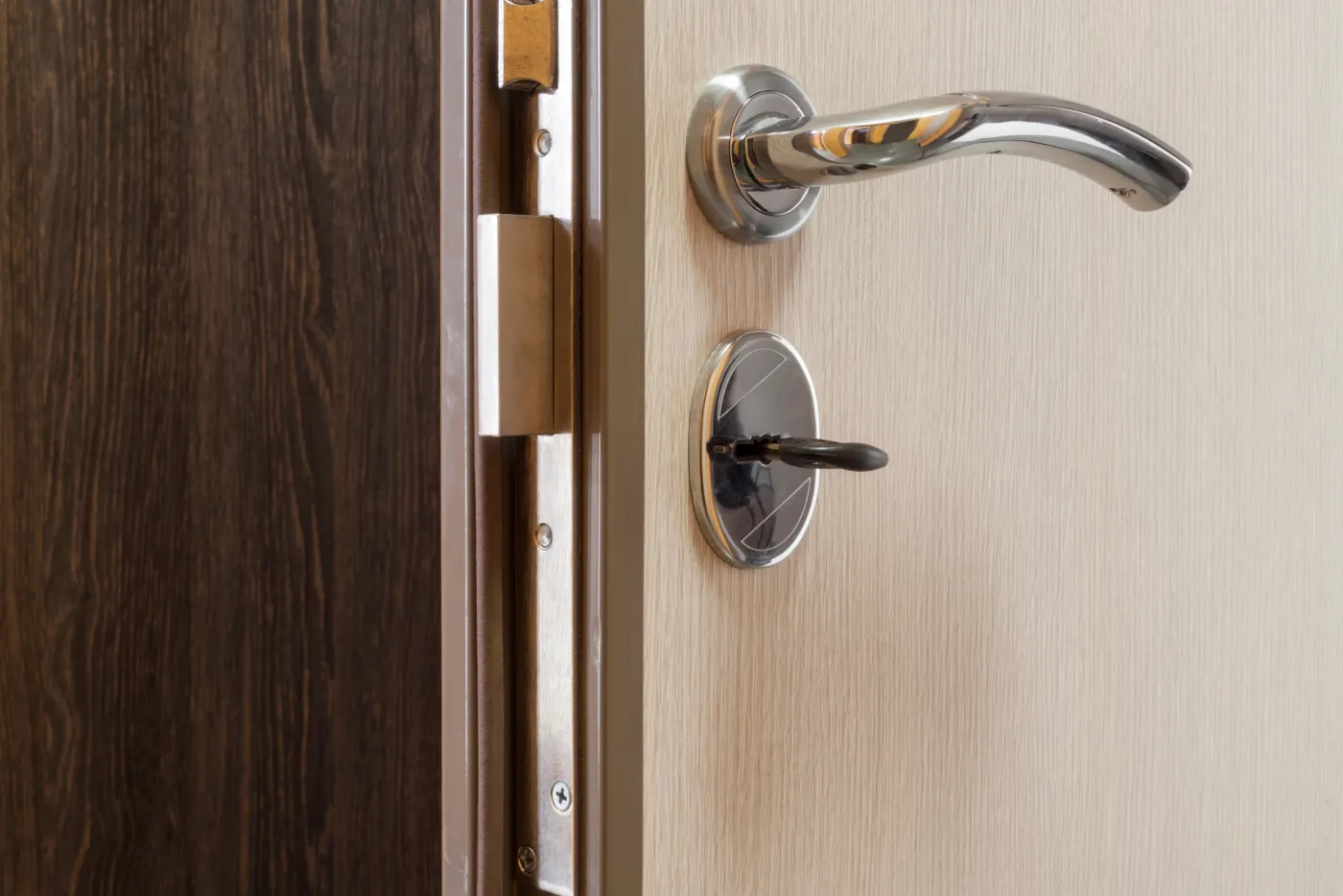 Pose d'une serrure multipoints haute sécurité sur une porte d'entrée à Gennevilliers